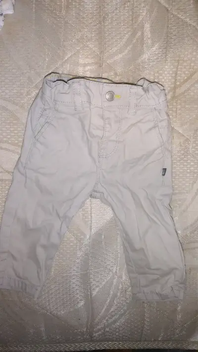 Pantalones beige para bebé con bolsillos - miniatura 1
