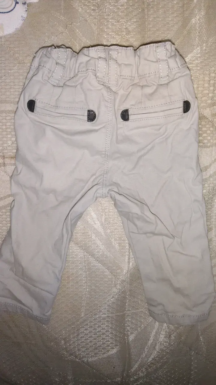 Pantalones beige para bebé con bolsillos - 2