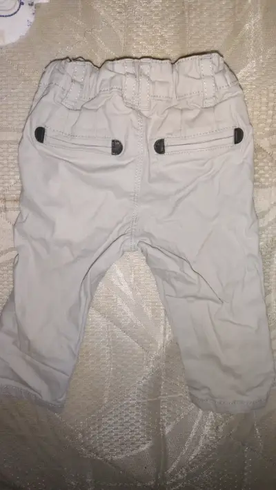 Pantalones beige para bebé con bolsillos - miniatura 2