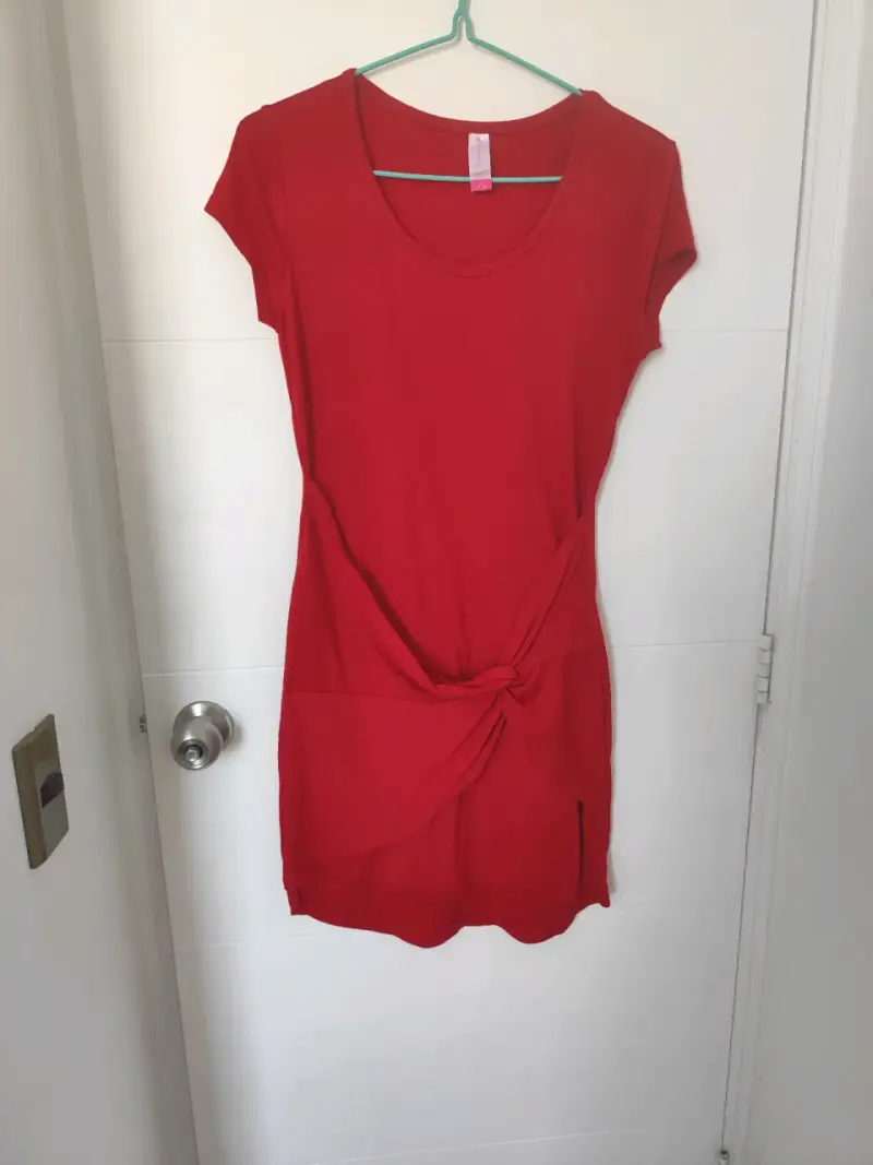 Vestido rojo casual con nudo frontal