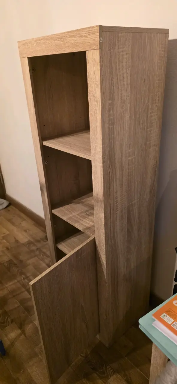 Estantería de madera con puertas - 1