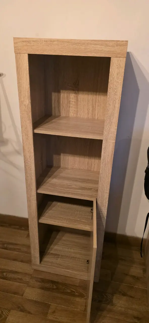 Estantería de madera con puertas - 3