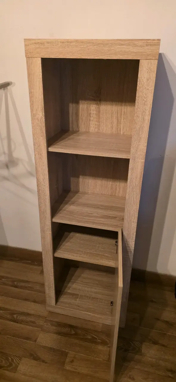 Estantería de madera con puertas - 4