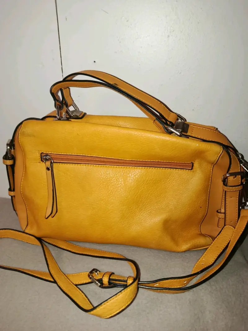 Bolso de cuero amarillo Amphora con correa ajustable - 3