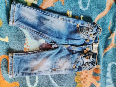 Jeans de bebé azul con botones - miniatura 1