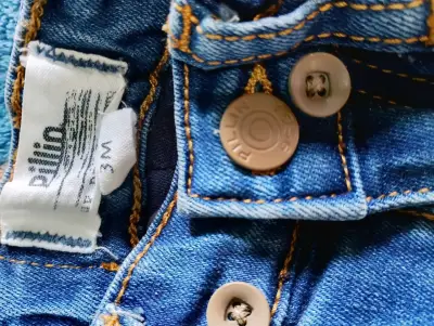 Jeans de bebé azul con botones - miniatura 2