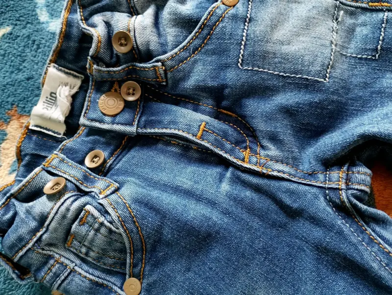 Jeans de bebé azul con botones - 3