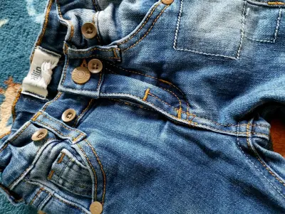 Jeans de bebé azul con botones - miniatura 3