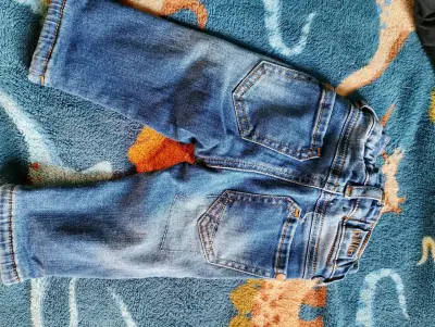 Jeans de bebé azul con botones - miniatura 4