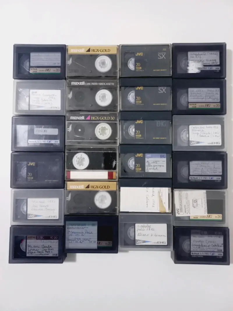 Lote de Cintas de Video VHS-C Usadas - 1