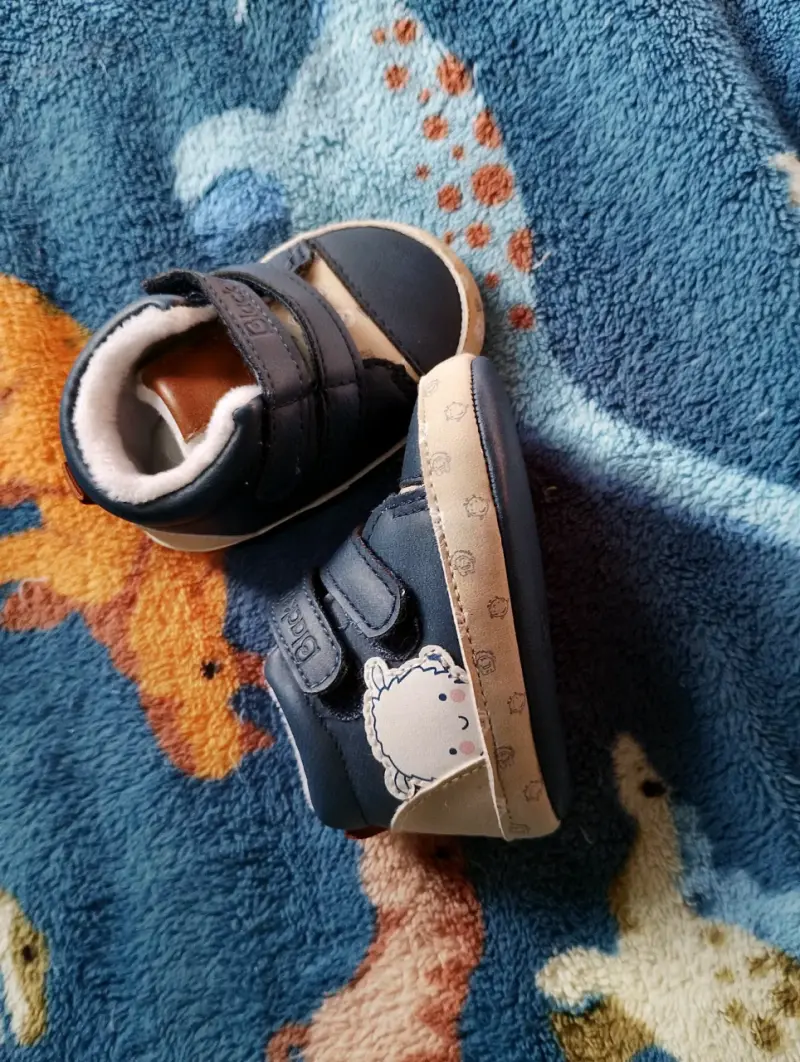 Zapatos de bebé azul con diseño de oveja - 1