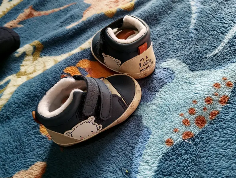 Zapatos de bebé azul con diseño de oveja - 2
