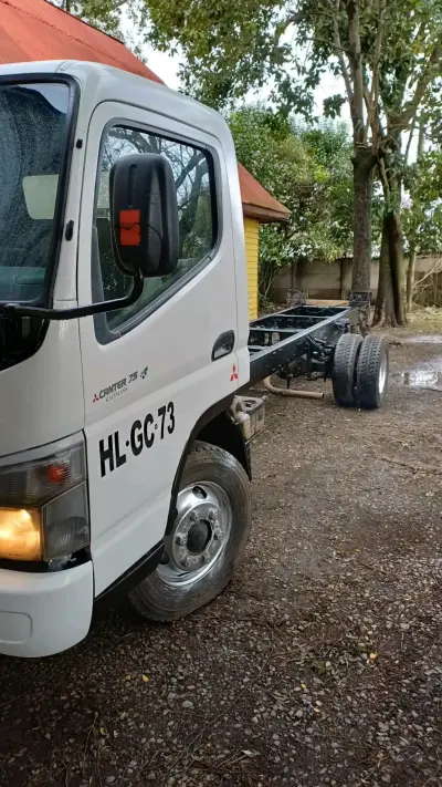 Camión Mitsubishi Canter 75 en buen estado - miniatura 1
