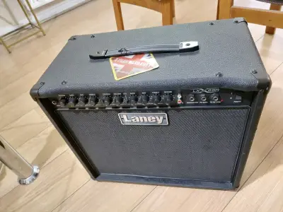 Amplificador de guitarra Laney LX65R con reverb - miniatura 2
