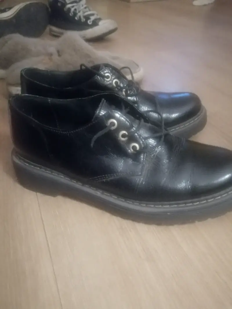 Zapatos de cuero negro para mujer en buen estado - 1