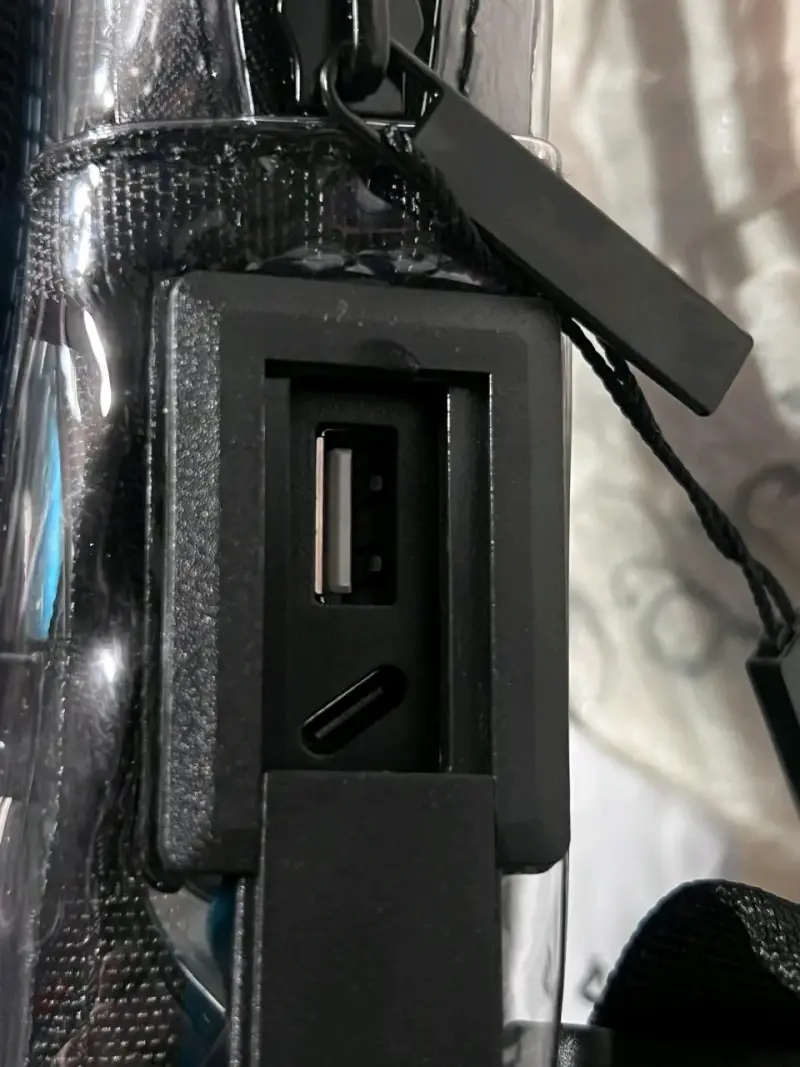Mochila transparente con puerto USB - 3