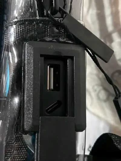 Mochila transparente con puerto USB - miniatura 3