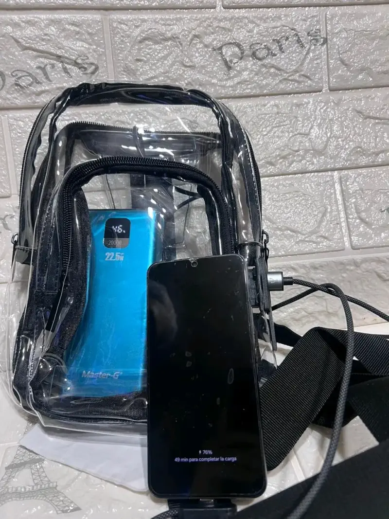 Mochila transparente con puerto USB - 4