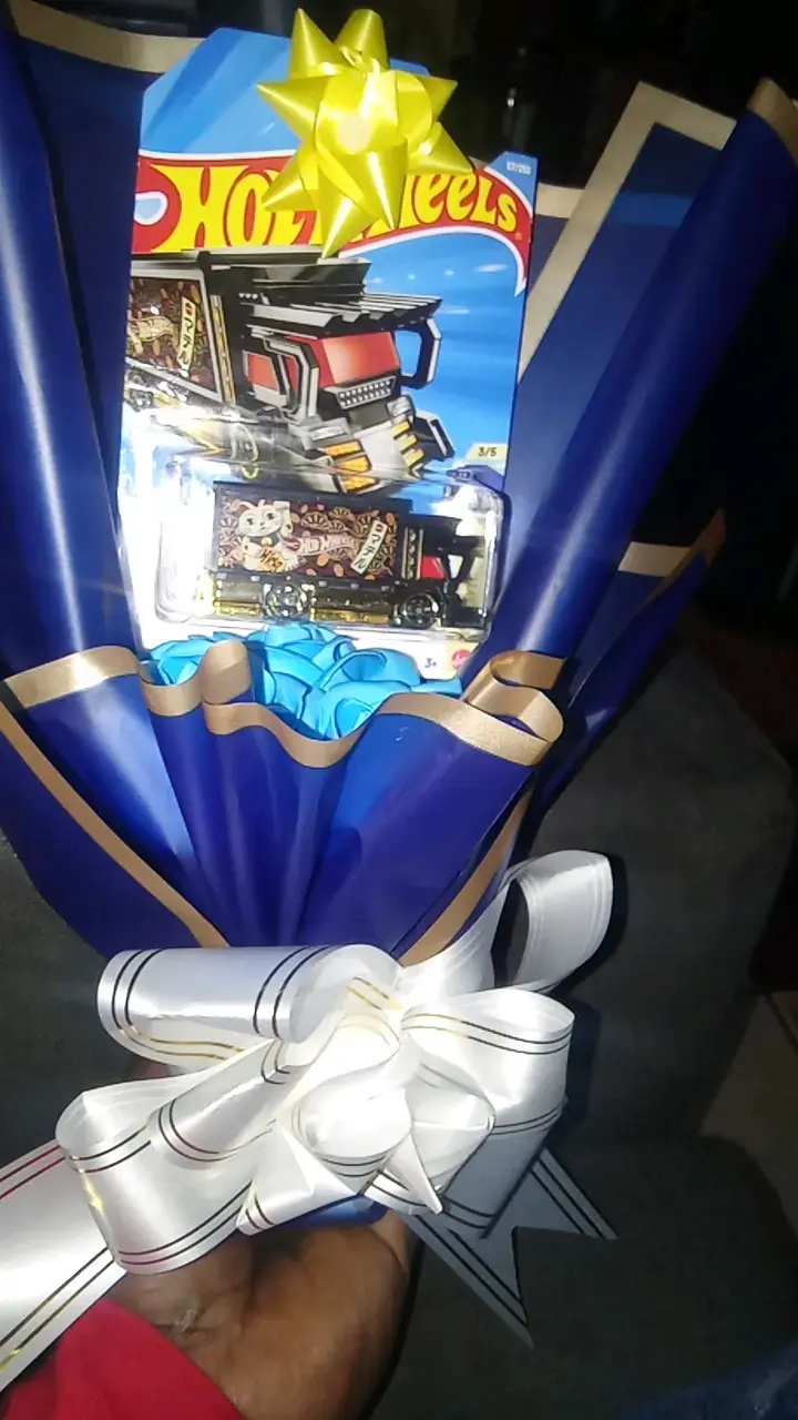 Camión Hot Wheels edición especial con decoración - 3