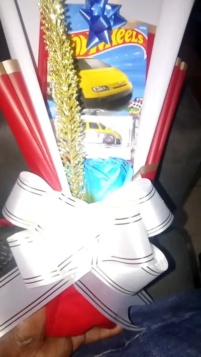 Ramo de regalo con auto Hot Wheels amarillo - miniatura 1
