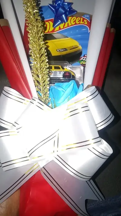 Ramo de regalo con auto Hot Wheels amarillo - miniatura 3