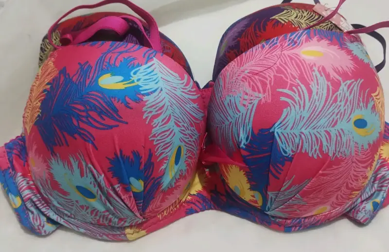 Sostenes estampados con diseño de plumas - 1