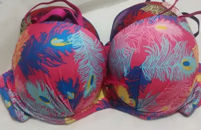Sostenes estampados con diseño de plumas - miniatura 1