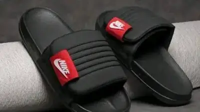 Sandalias Nike Air negras con logo rojo - miniatura 1