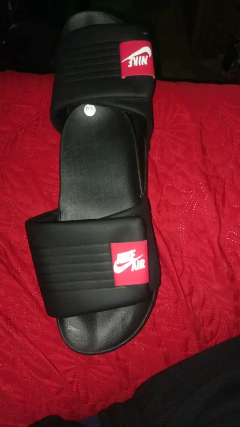 Sandalias Nike Air negras con logo rojo - 2
