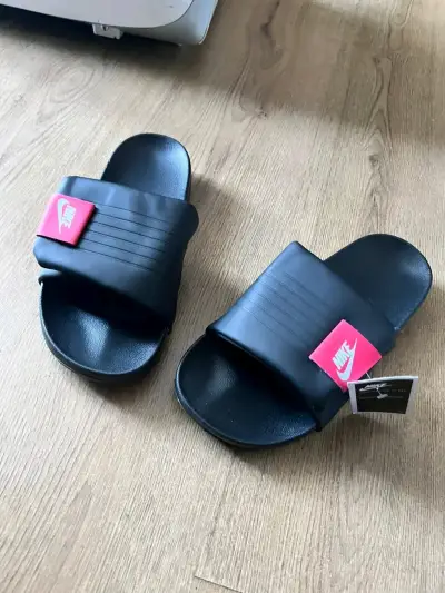 Sandalias Nike Air negras con logo rojo - miniatura 3