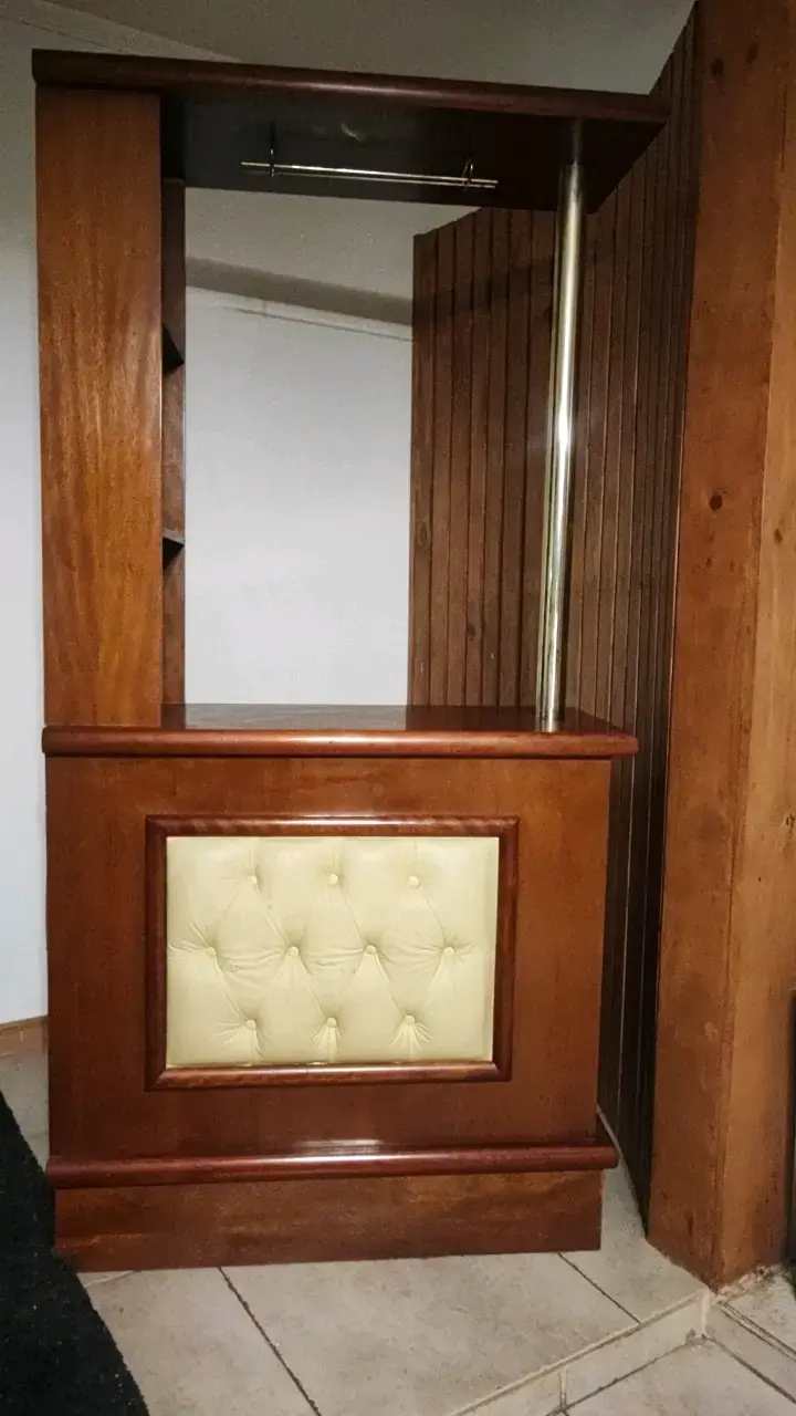 Barra de bar de madera con estante - 1