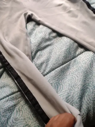 Pantalones deportivos grises con banda lateral - miniatura 1