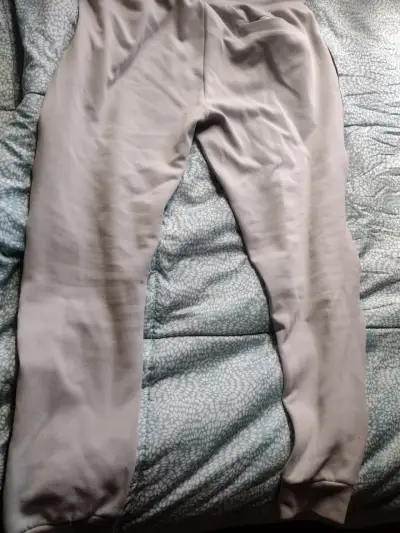 Pantalones deportivos grises con banda lateral - miniatura 2