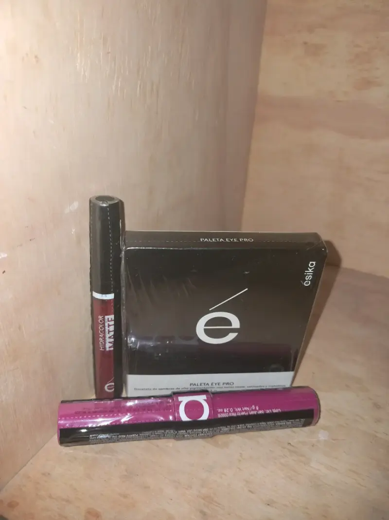 Set de maquillaje Ésika con paleta ,labial y rimel