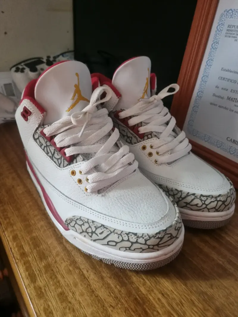 Zapatillas deportivas blancas con detalles rojos