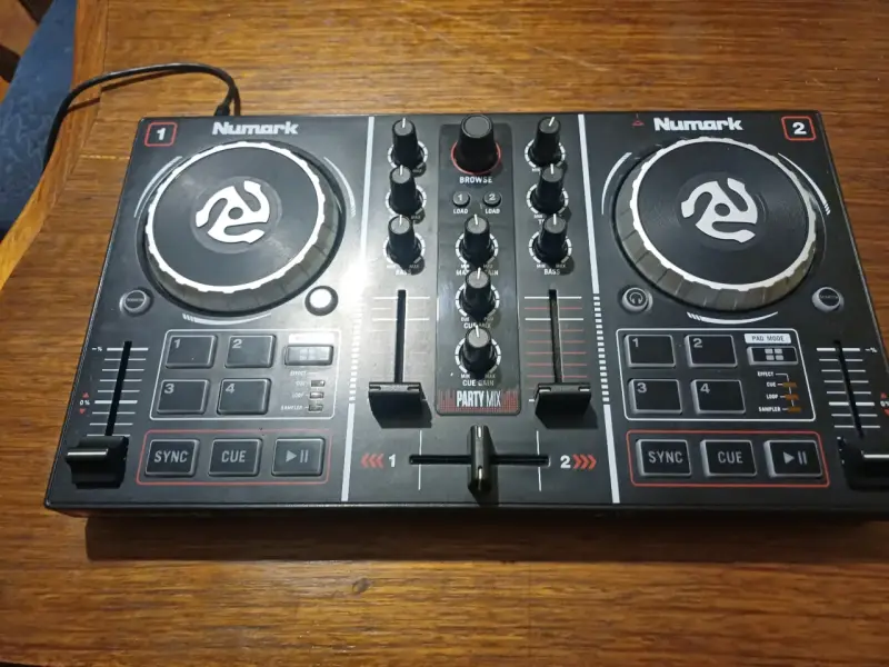 Controlador DJ Numark PartyMix con luces integrada - 1
