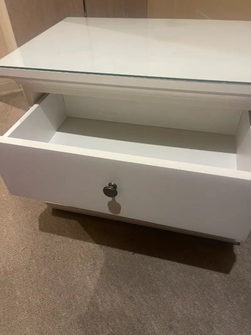 Mesa de noche blanca con cajones y cubierta de vidrio - 1