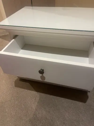 Mesa de noche blanca con cajones y cubierta de vidrio - miniatura 1