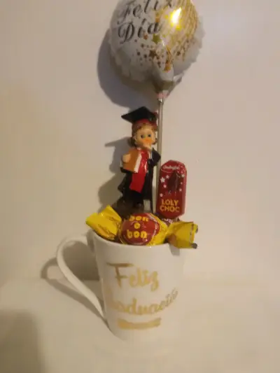 Taza de Graduación con Dulces y Globo - miniatura 1