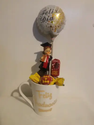 Taza de Graduación con Dulces y Globo - miniatura 2