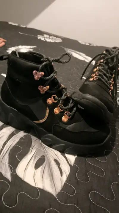 Botas de montaña negras con detalles dorados - miniatura 1