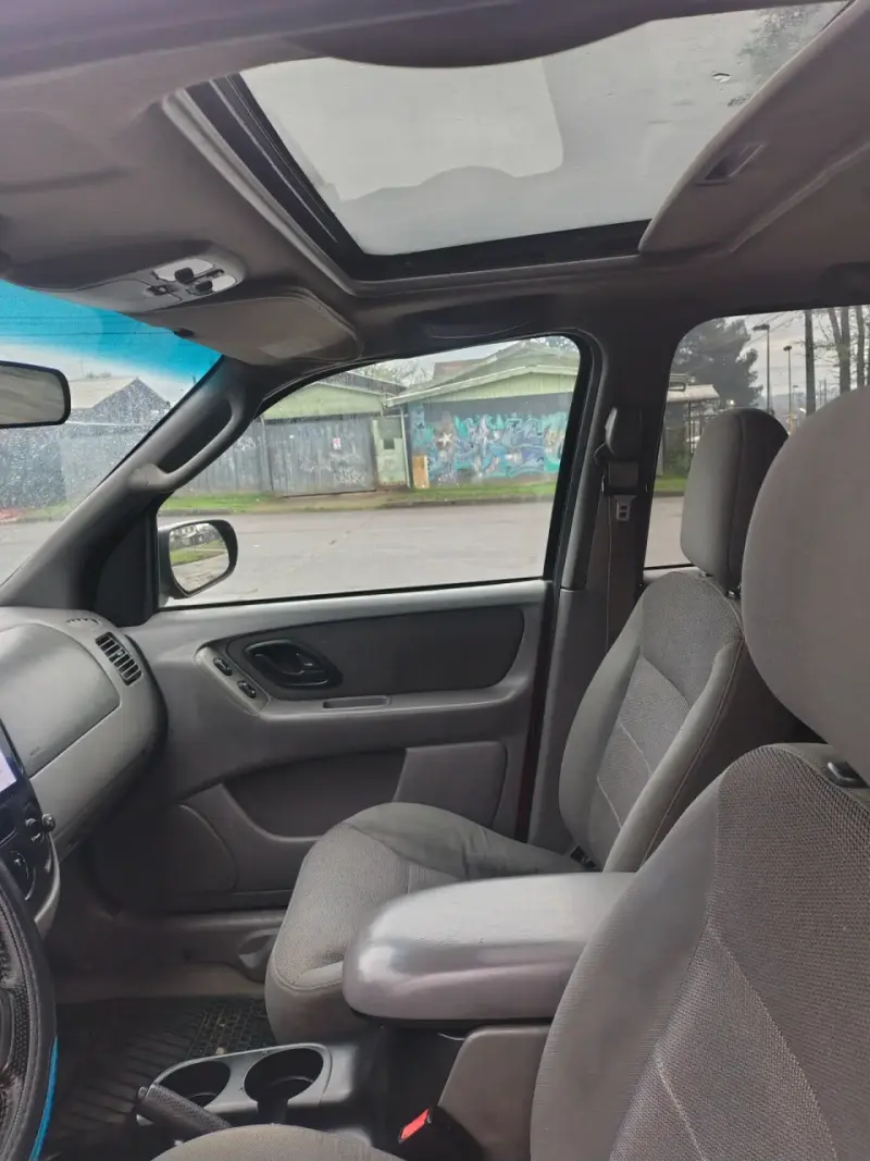 Camioneta Ford Escape 2005 en buen estado - 2