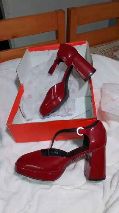 Zapatos de tacón alto rojos y negros - miniatura 1
