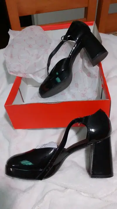 Zapatos de tacón alto rojos y negros - miniatura 2