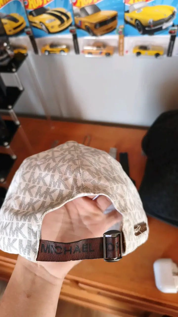 Gorra Michael Kors blanco con logo - 2
