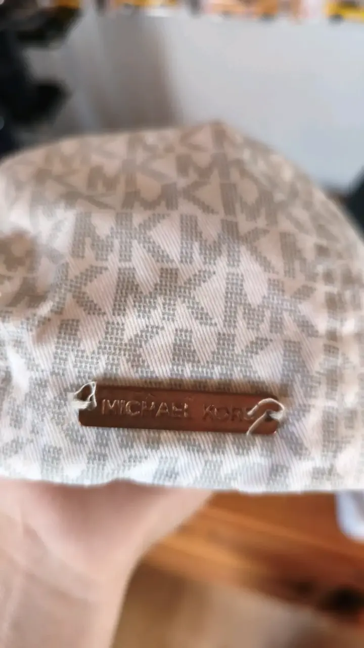 Gorra Michael Kors blanco con logo - 3
