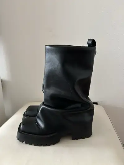 Botas negras de cuero con plataforma - miniatura 1