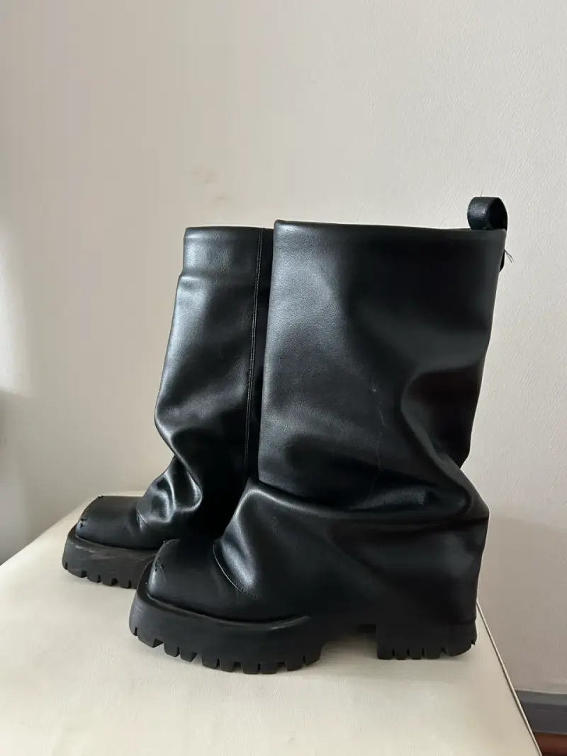 Botas negras de cuero con plataforma - 2