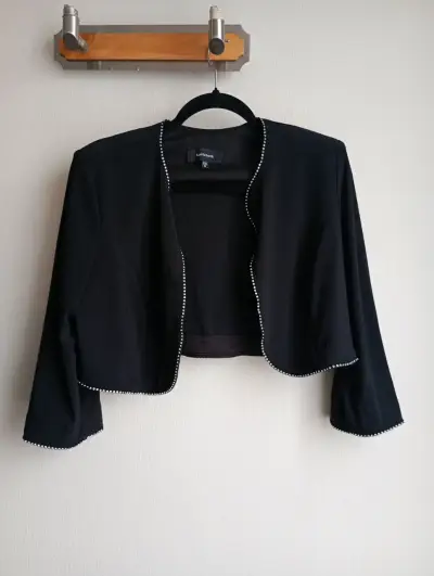 Chaqueta corta negra elegante. - miniatura 1