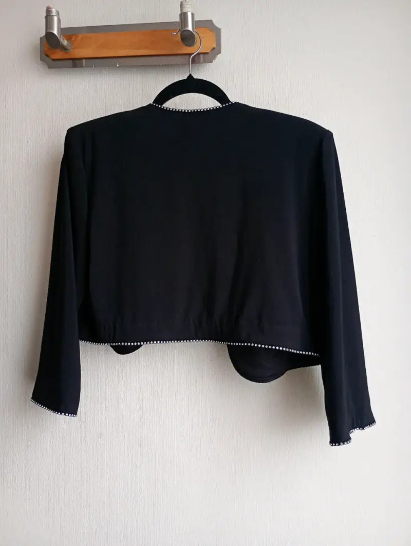 Chaqueta corta negra elegante. - 2